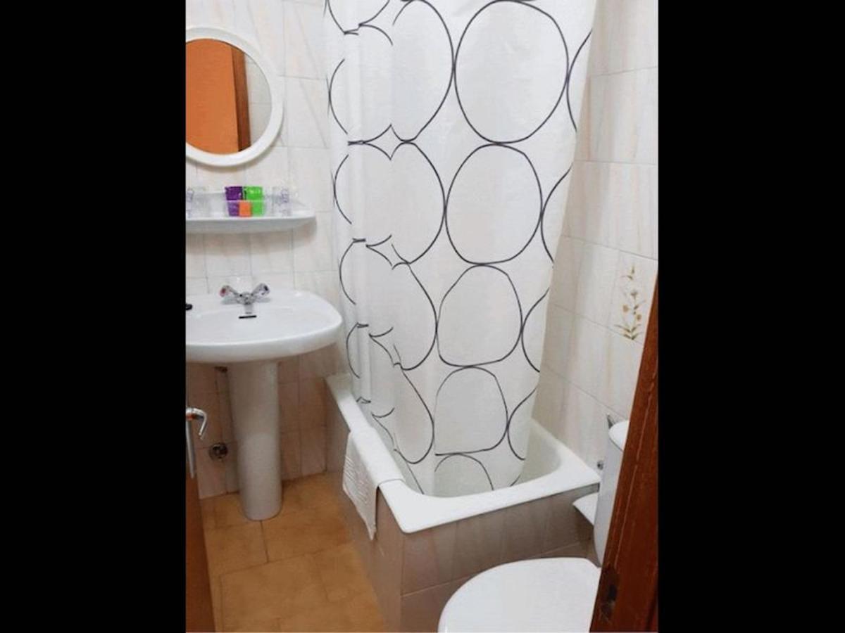 Room In Lodge - Double And Single Room - Pension Oria 2 Luarca Zewnętrze zdjęcie